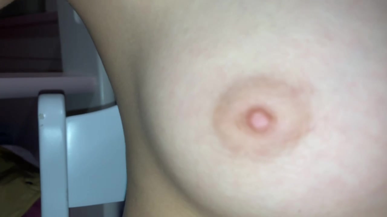 趁表妹去洗澡在她的手机里发现的卧槽！不知道又便宜了哪个小伙
