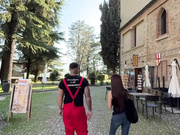 【水川堇 Emiri Momota】《欧洲野战》日本迷路女游客风景区❤️被热心意大利纹身大种马野战猛肏