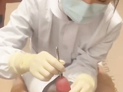 护士小姐姐最新调教玩法曝光润滑油涂抹私处 钢针插龟头 极限刺激令人下体发凉